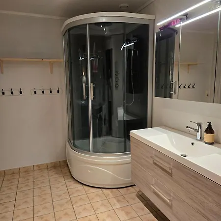 Cozy Apartmentclose To Center *